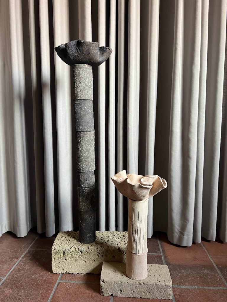 Estetica Fluida, Milano Design Week 2023: dark and pale ceramic columns with wavy basins