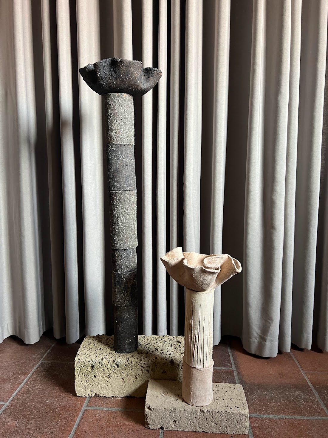 Estetica Fluida, Milano Design Week 2023: dark and pale ceramic columns with wavy basins