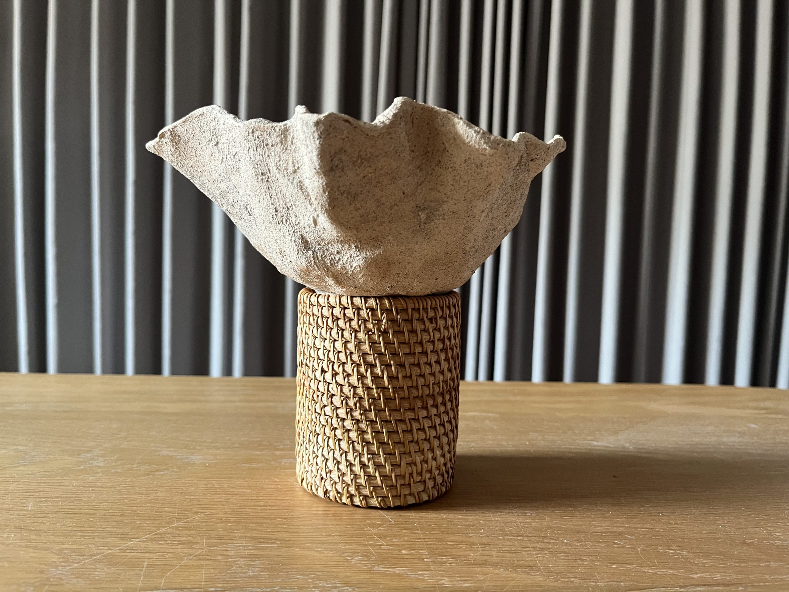Dare forma alla terra, Santorini: ceramic bowl with a frilled rim on a textured base