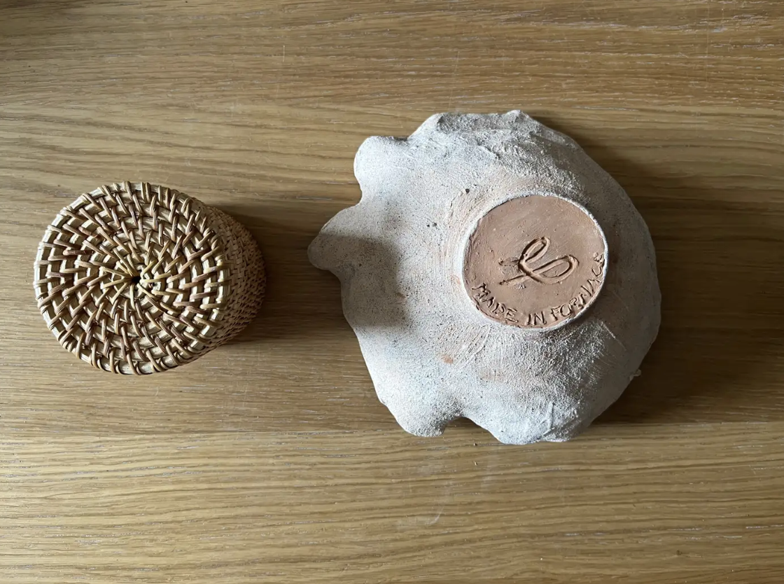 Dare forma alla terra, Santorini: underside of a wavy ceramic bowl with the maker's stamp beside its base