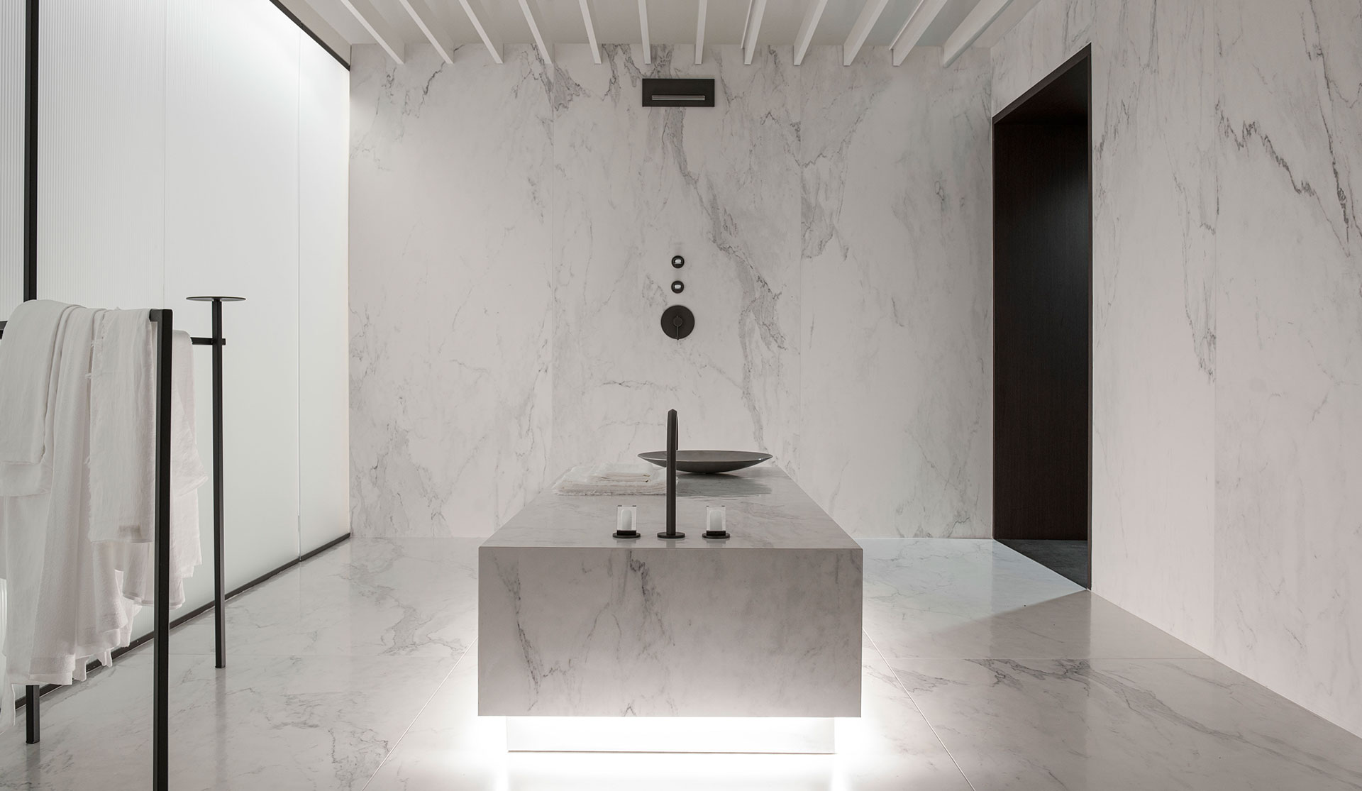 Elle Decor Grand Hotel Design Therapy: marble bathroom with a monolithic washbasin