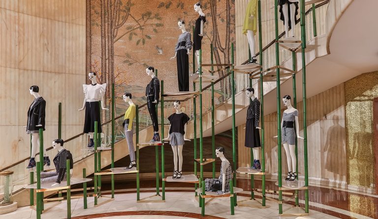 Arc de Triomphe for Zara: mannequins arranged on a green tubular structure inside the store
