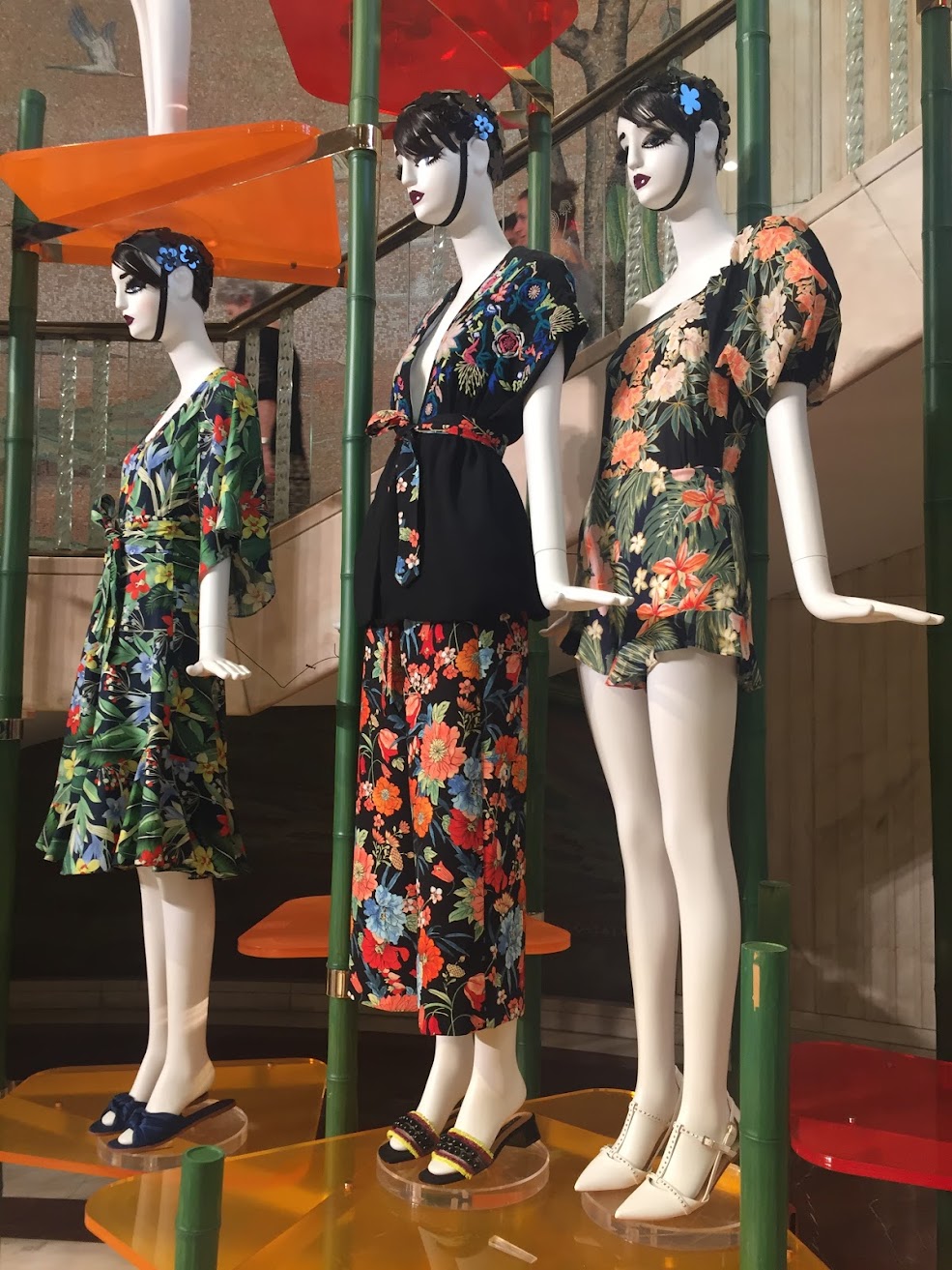 Arc de Triomphe for Zara: three mannequins in floral dresses on the installation
