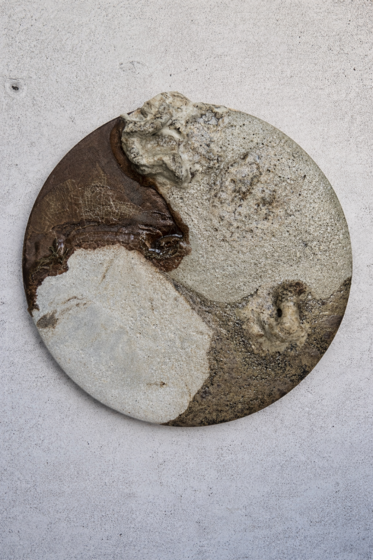Melting Pot, Crogiolo: round ceramic plaque with fused white and dark brown matter