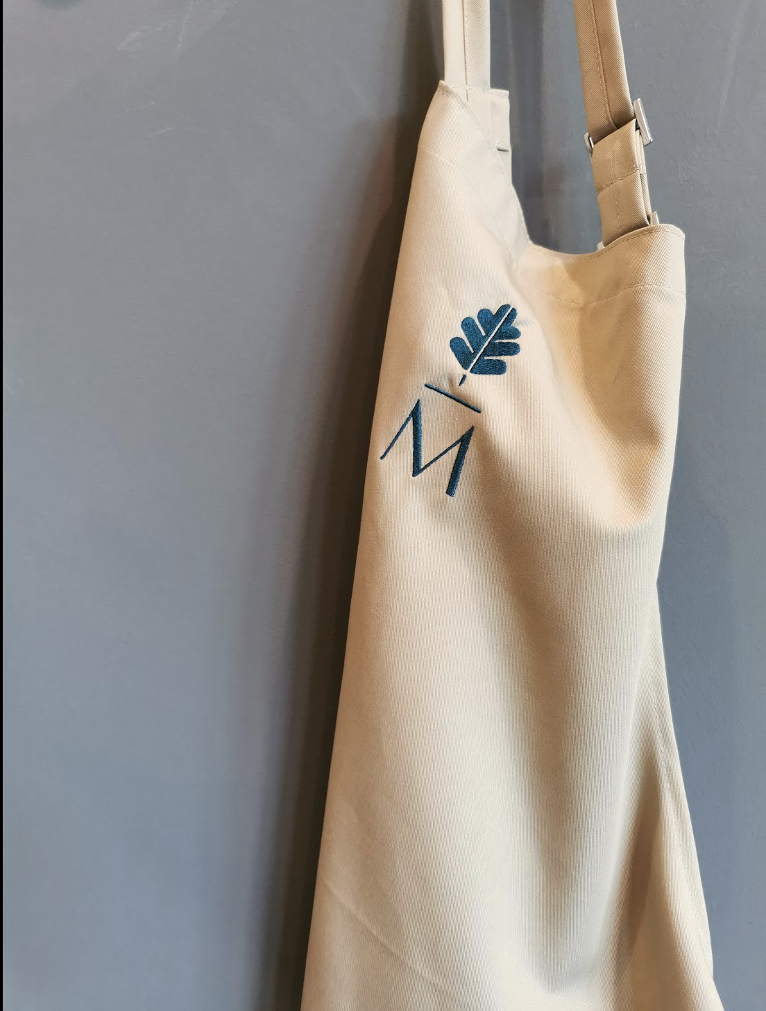 Waldkliniken Eisenberg: canvas tote bag with the oak leaf logo