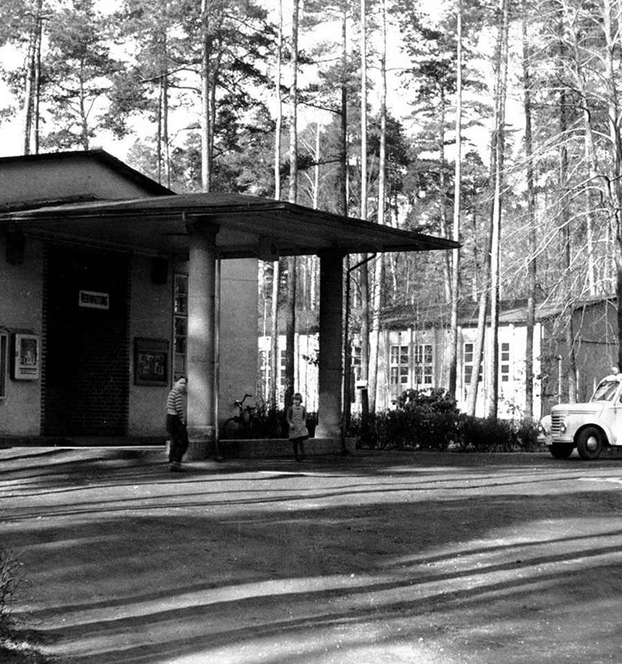 Waldkliniken Eisenberg: historic black-and-white photograph of the original building among pines