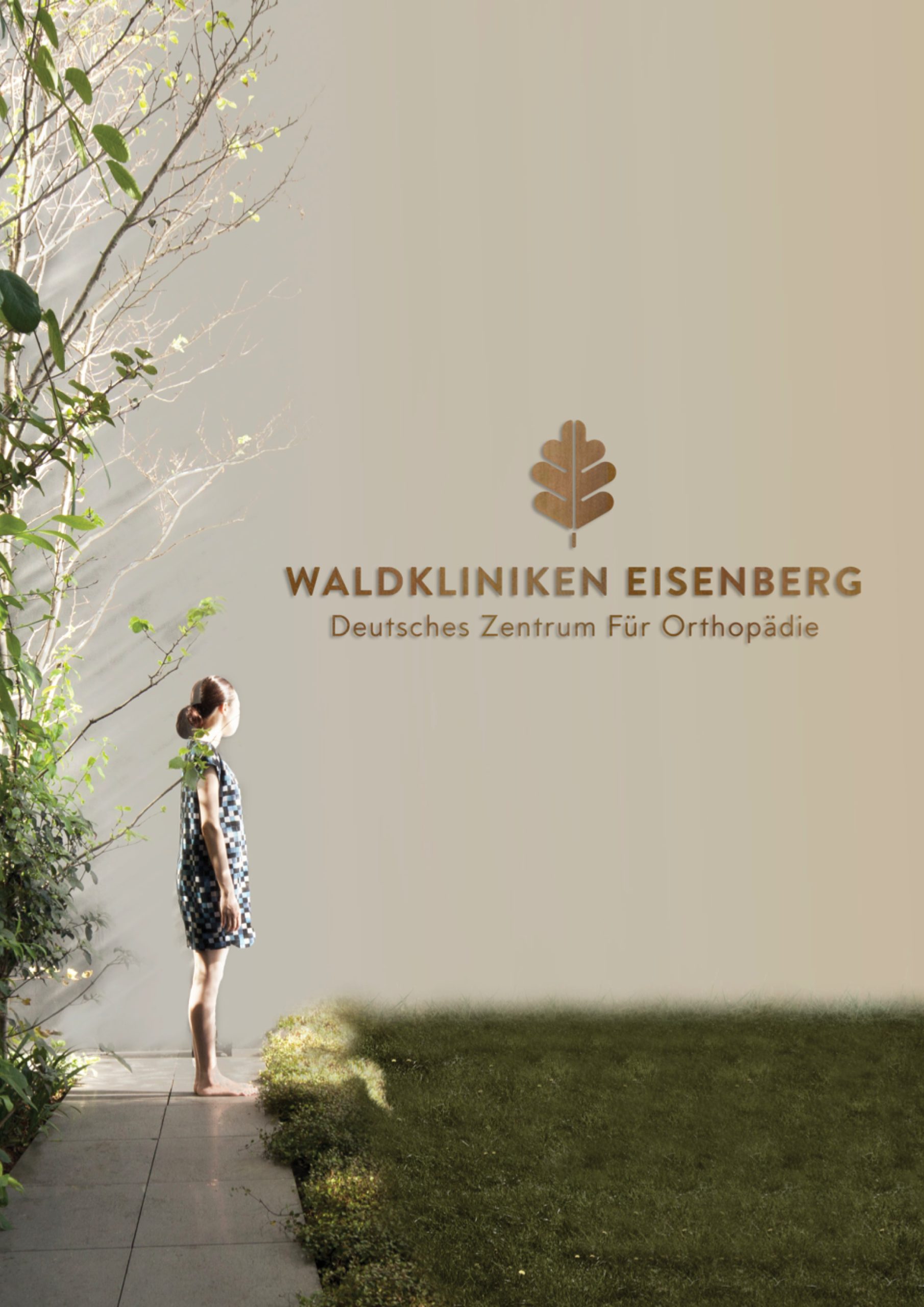 Waldkliniken Eisenberg: hospital sign with the oak leaf logo and a child walking by