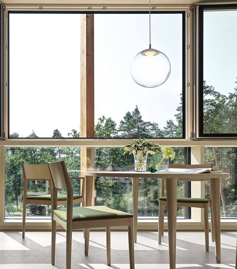 Waldkliniken Eisenberg: table by a window overlooking the forest under a glass pendant