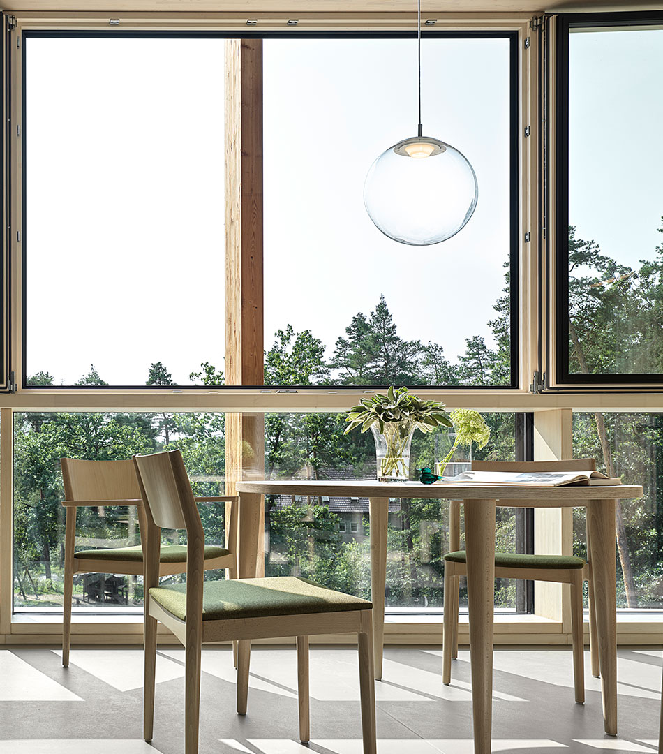 Waldkliniken Eisenberg: table by a window overlooking the forest under a glass pendant