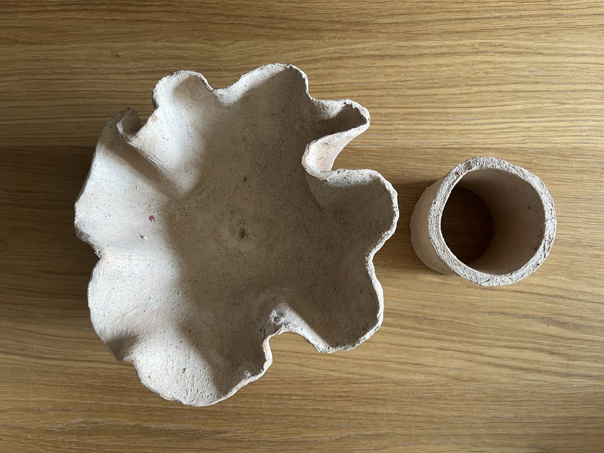 Dare forma alla terra, Santorini: wavy ceramic bowl seen from above next to its base