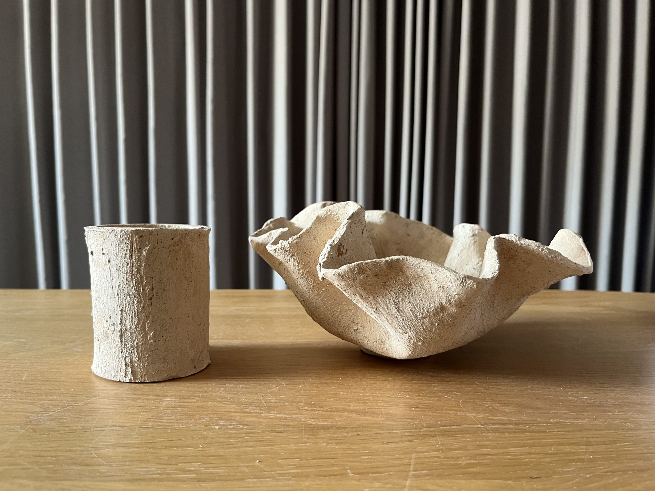 Dare forma alla terra, Santorini: wavy ceramic bowl and its cylindrical base side by side