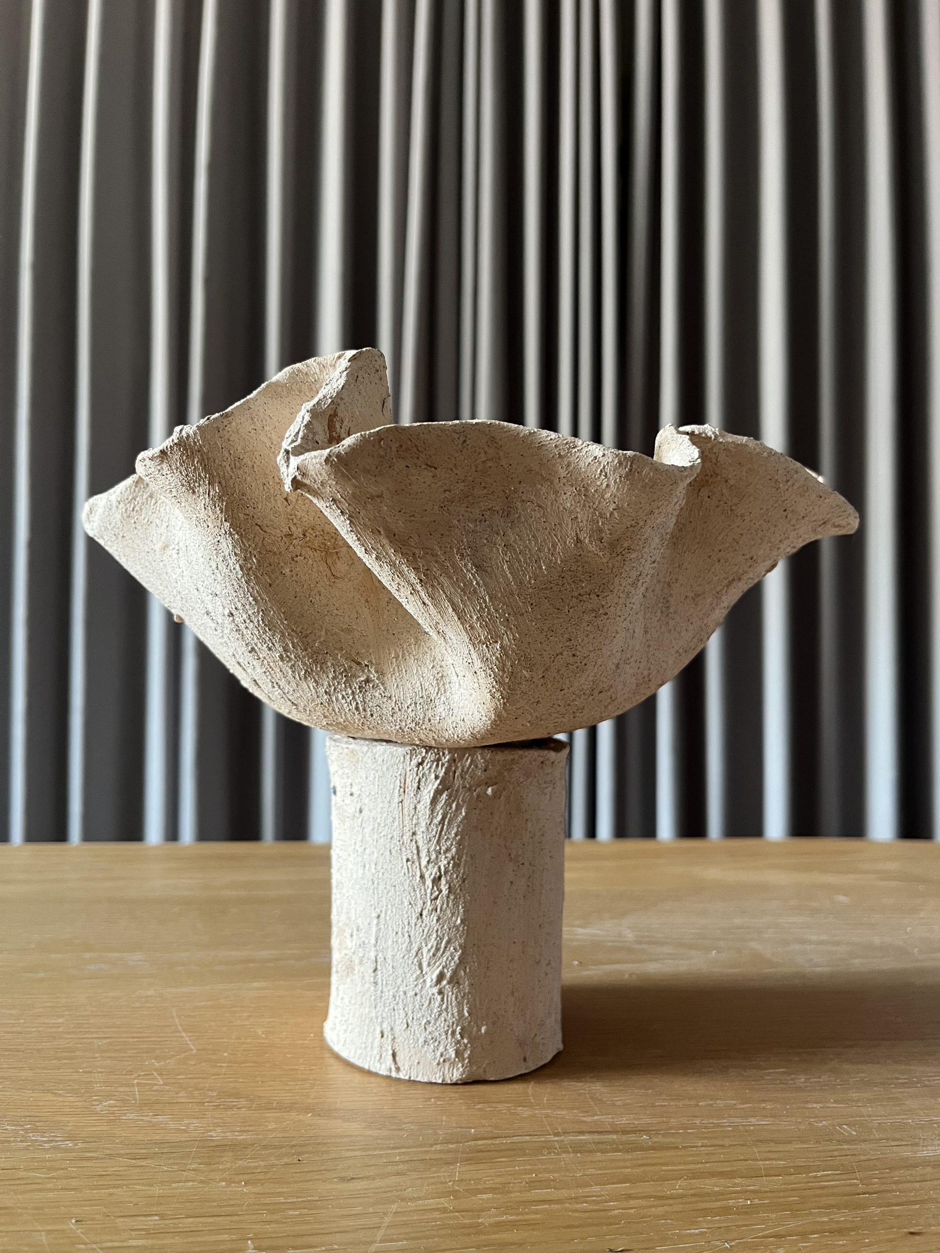 Dare forma alla terra, Santorini: wavy-rimmed ceramic bowl standing on a cylindrical base