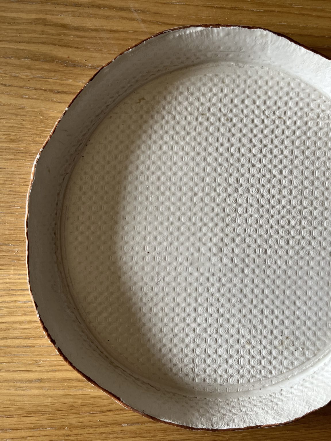 TESSUTI matte white ceramic plate with a woven-fabric texture by Elena Pelosi.