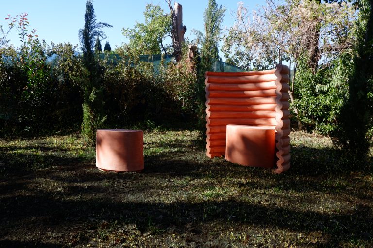 Ribbed terracotta-coloured seat and stool by Elena Pelosi in the garden of Maru Pinetum 07.