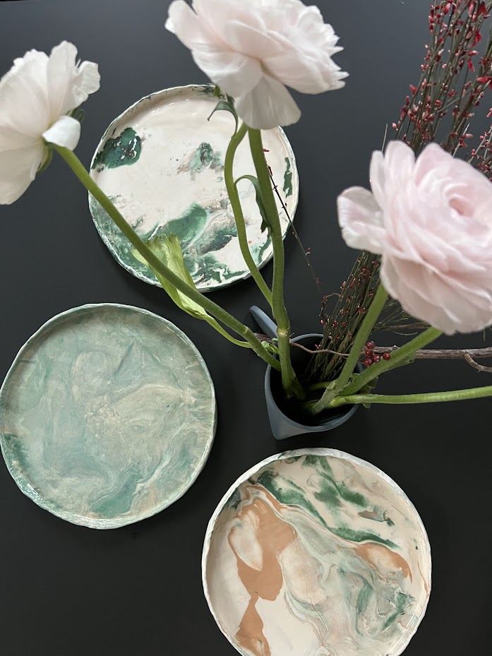 SOLSTIZIO Christmas limited edition: marbled ceramic plates in green, white and terracotta with pink roses.
