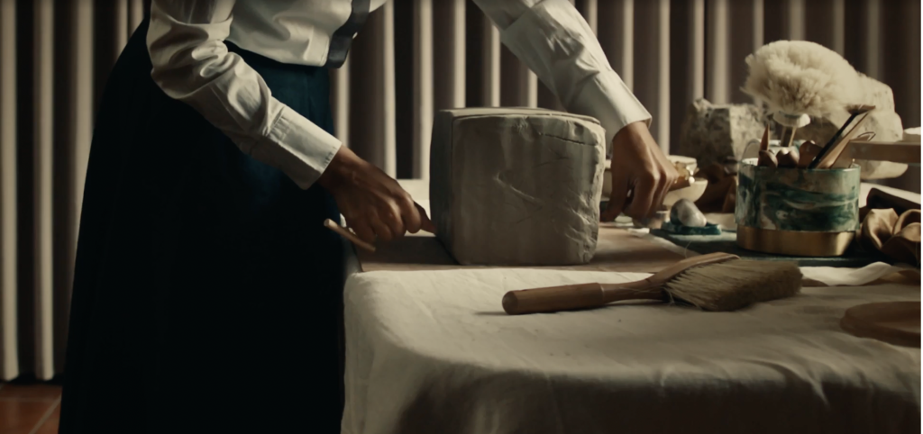 Mani che lavorano l’argilla su un tavolo da lavoro alla Fornace Curti, Milano, durante la realizzazione dei Frames in ceramica di Elena Pelosi per Bvlgari Serpenti