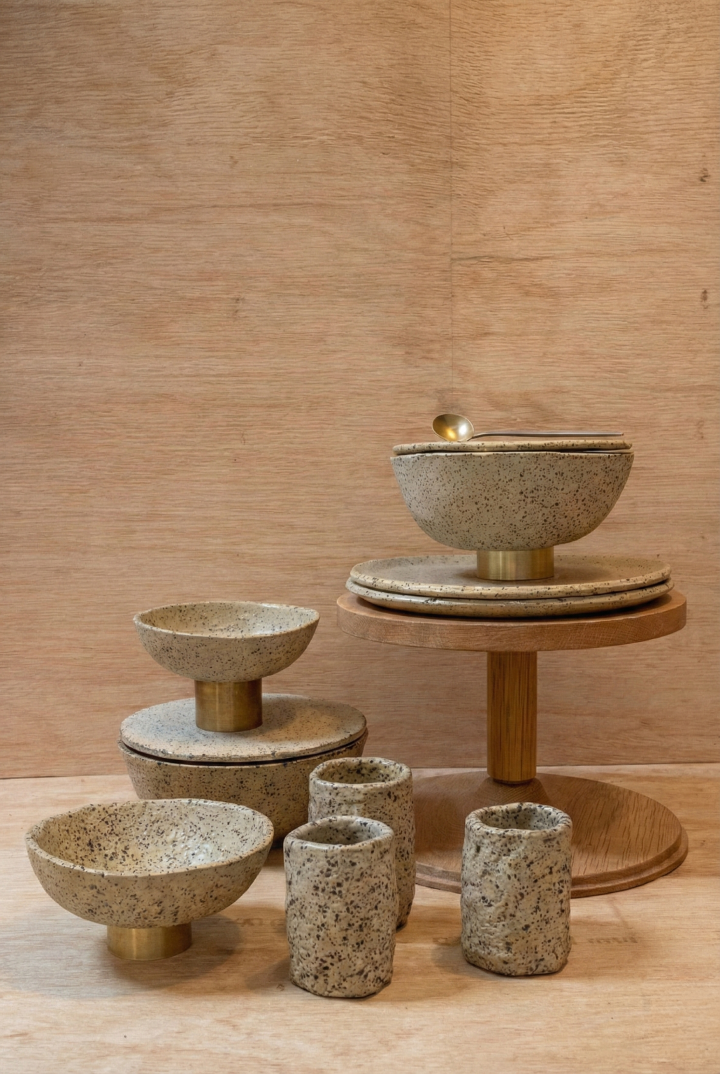 Dalmatina ceramics: speckled bowls, cups and plates on oak stands