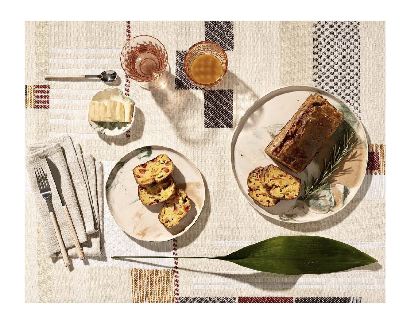 iO Donna: Solstizio Ceramics Collection, contemporary dinnerware table setting