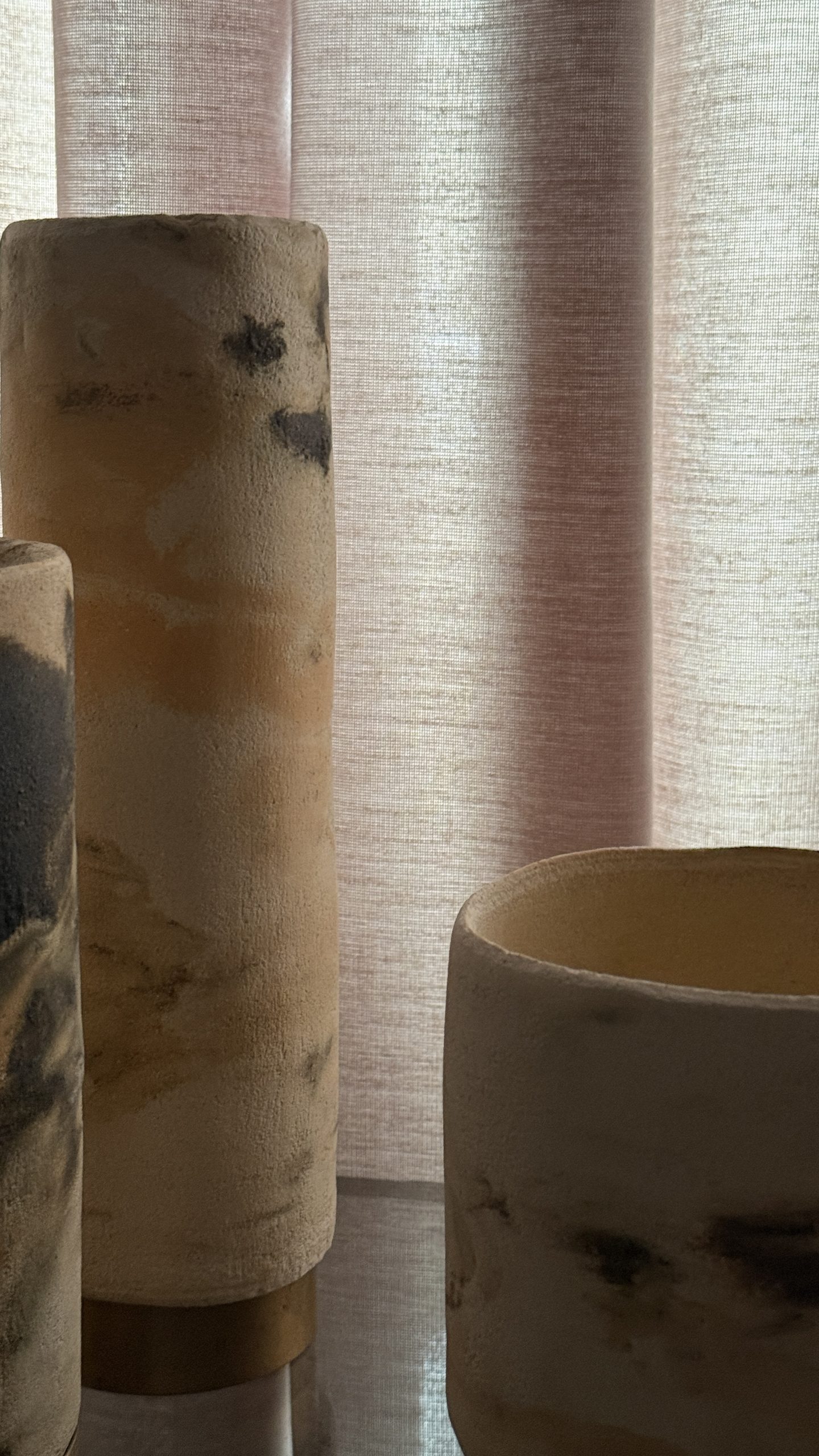 Panta Rei vase collection: tall and short marbled vases against a linen curtain