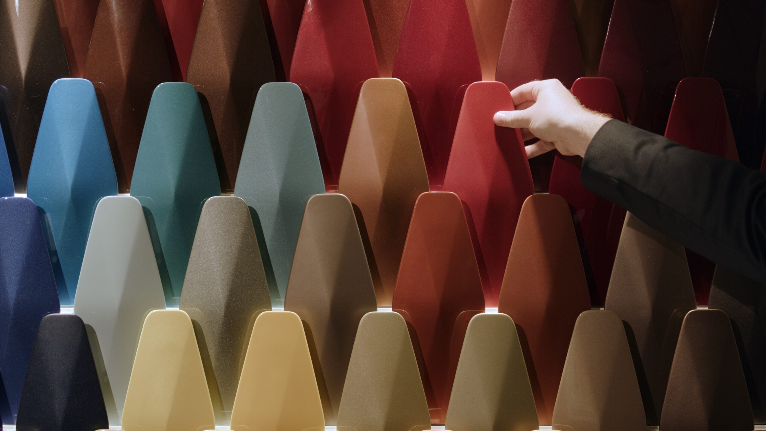 Milanobiz: Fuorisalone 2026 wow installations, wall of coloured conical ceramic elements