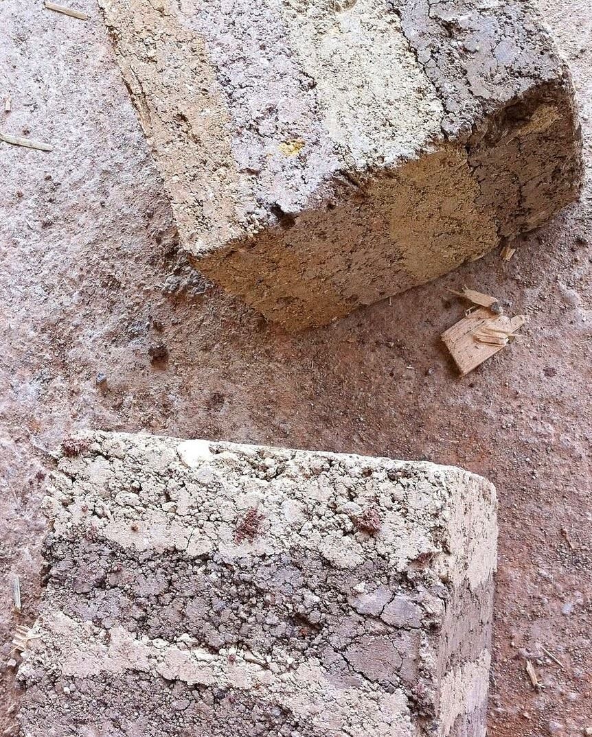Cocciopesto research: weathered cocciopesto blocks on the ground