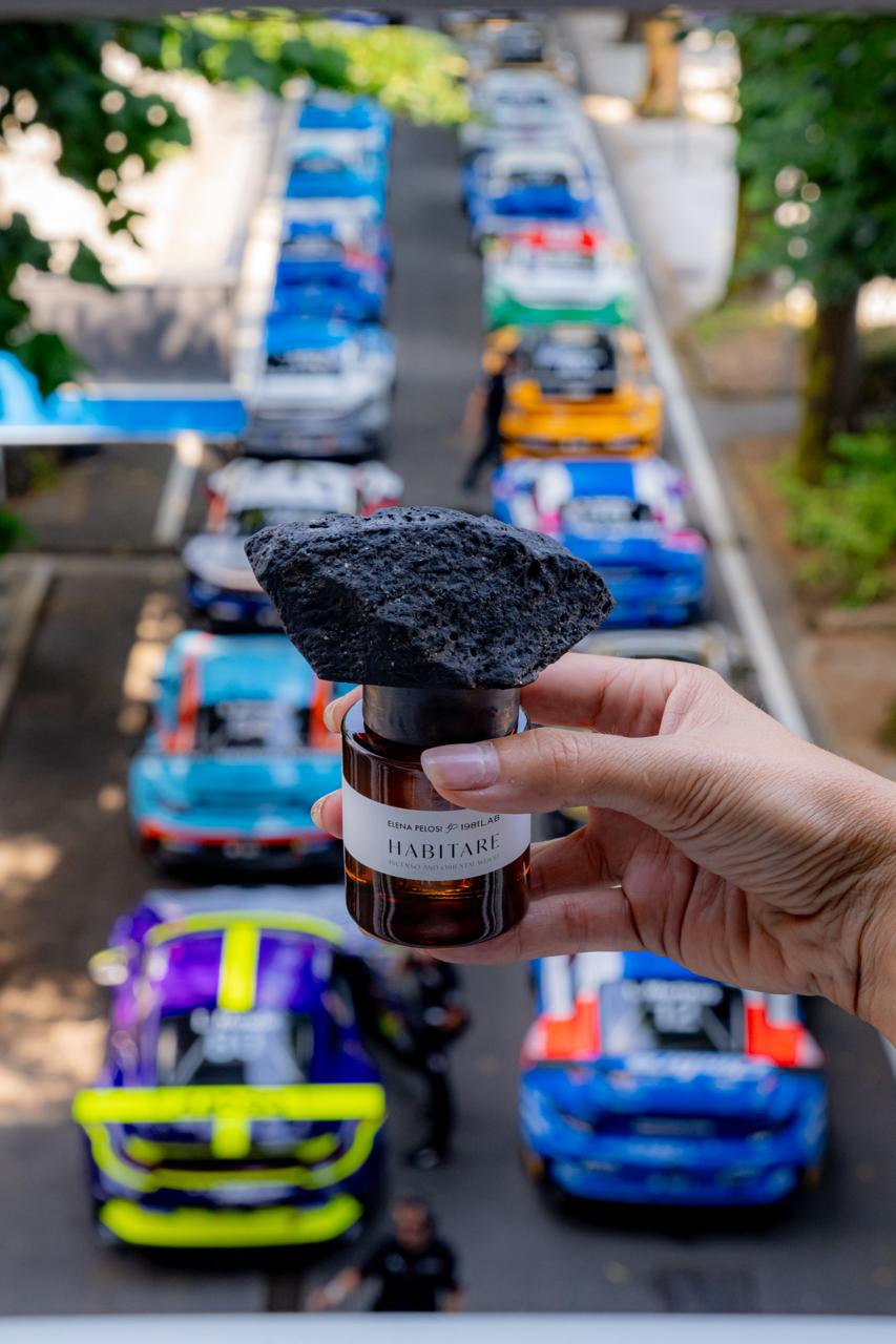 HABITARE Special Racing Edition: flacone sollevato sopra una griglia di auto da corsa