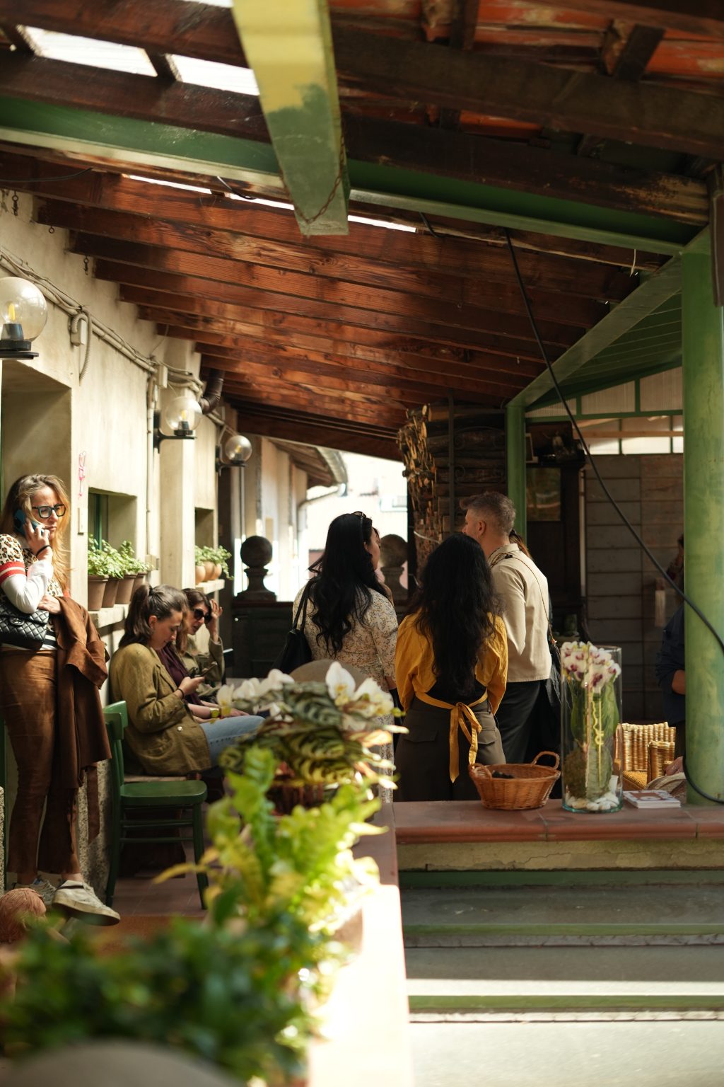 Guests gathered under the porch of Fornace Curti in Milan during Mornings Made in Fornace.