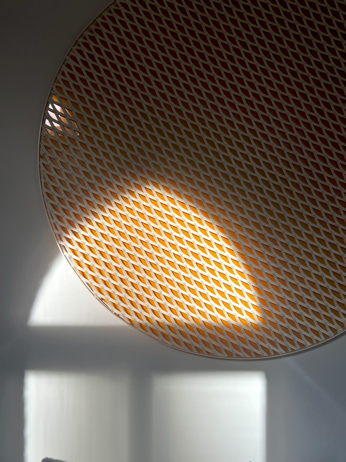 Static materials research: expanded metal disc casting patterned light