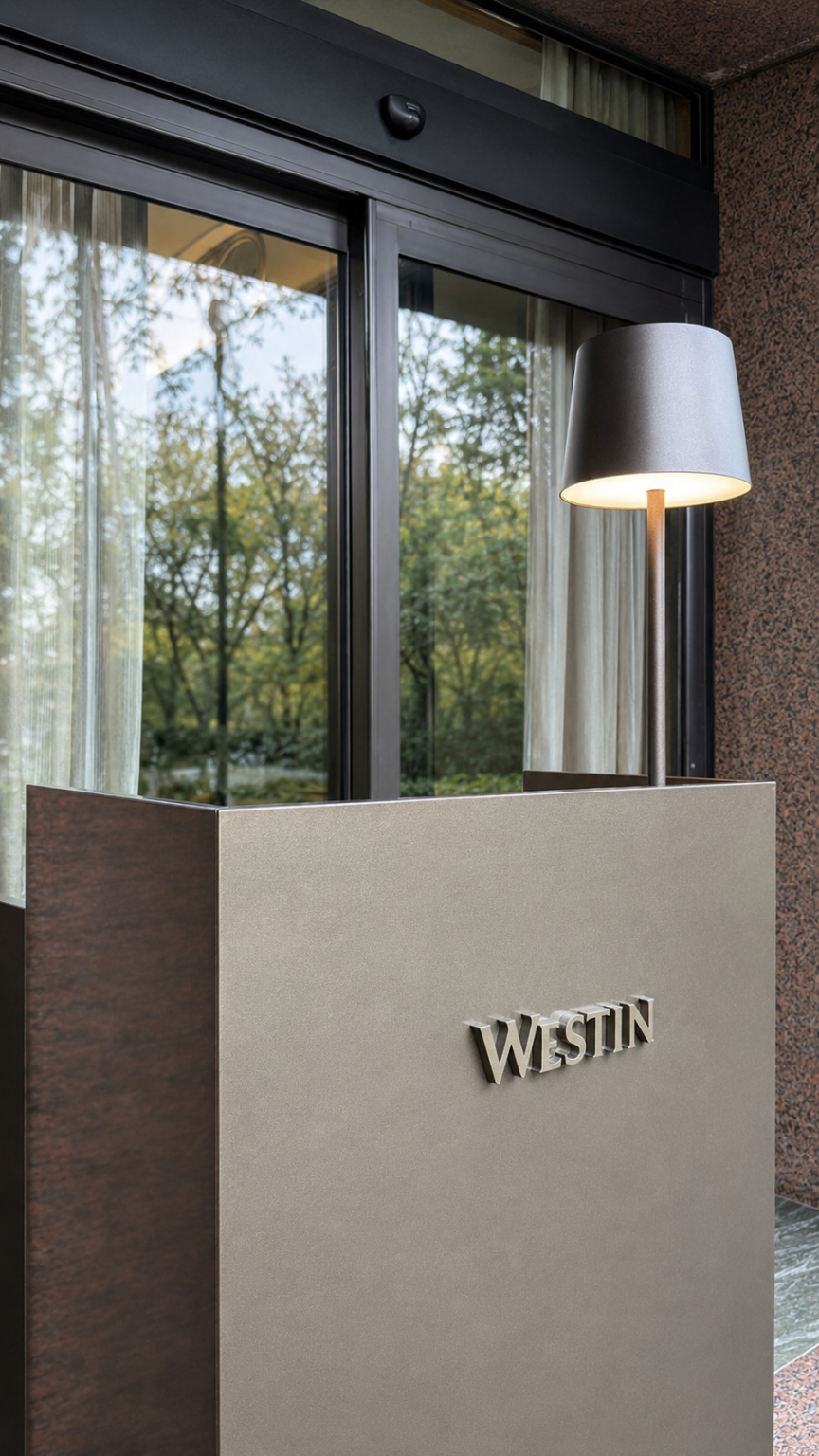 Westin Palace Milano: Westin welcome stand with a table lamp at the entrance